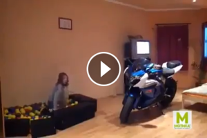 dziewczynka na ścigaczu